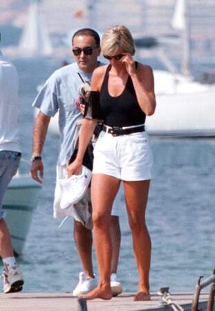 Puis, à la suite de son divorce avec le prince Charles, en 1996, Lady Diana libère son look. Ici, la voici en juillet 1997 avec Dodi Al Fayed durant leurs dernières vacances à Saint-Tropez. Elle n’hésitait alors plus à porter de jolis décolletés pour mettre ses formes en valeur ! 