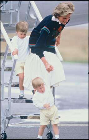 En 1986, à Balmoral, Lady Diana porte même un pull et une longue jupe alors que la température devait avoisiner les 30 degrés ! 