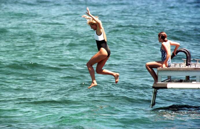 Ici, en 1997, Lady Diana s’éclate à Saint-Tropez dans l’eau avec un maillot de bain une pièce bicolore ! 