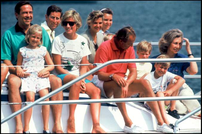 En 1990, Lady Diana, jeune maman, arborait des looks plutôt classiques et peu audacieux. Ici, on peut la voir aux côtés de ses fils Harry et William, Constantin de Grèce, du prince Charles, du roi Juan Carlos et de la reine Sophia avec leurs enfants lors d’une virée en bateau. Elle portait alors un T-Shirt large et un short. 