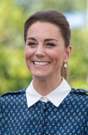 Le 5 juillet 2020, alors qu’elle visitait un hôpital situé dans le Norfolk, Kate Middleton a semblé vouloir rendre hommage à Lady Diana avec sa robe Beulah London composée d’un col blanc et de motifs floraux. 