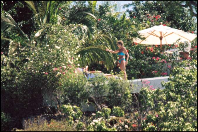 La voici encore en 1993 à Saint-Barth avec un joli bikini bleu flashy. La révolution semblait déjà être en marche ! 