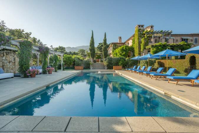 La villa des Sussex possède également une magnifique piscine pour se délasser en cas de grosses chaleurs sous le soleil californien.