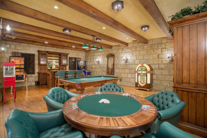 A disposition des Sussex : une table de poker, un billard accompagnés d'un bar.