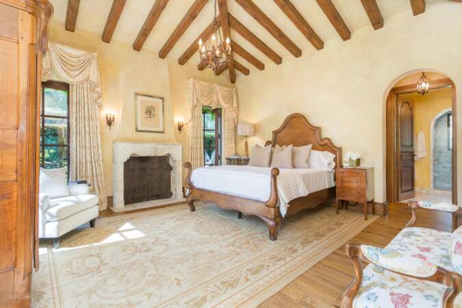 A moins que le couple de Sussex ne préfère cette jolie chambre à coucher avec sa cheminée pour les hivers rigoureux.