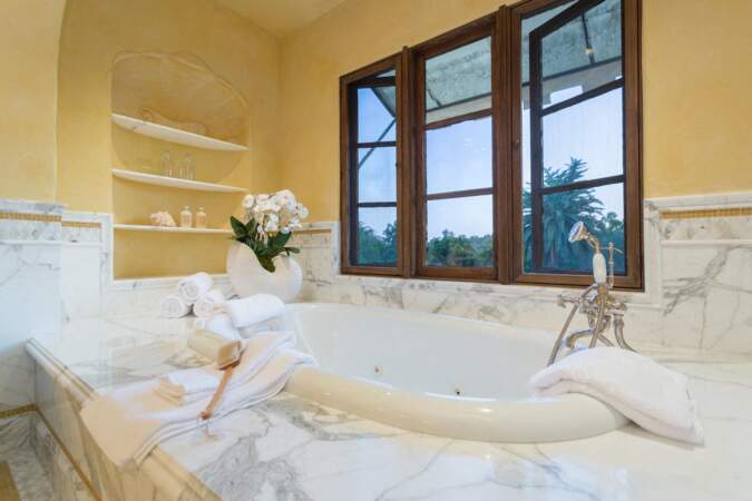 Une autre des sublimes salles de bain en marbre de la nouvelle villa de Meghan Markle et du prince Harry.