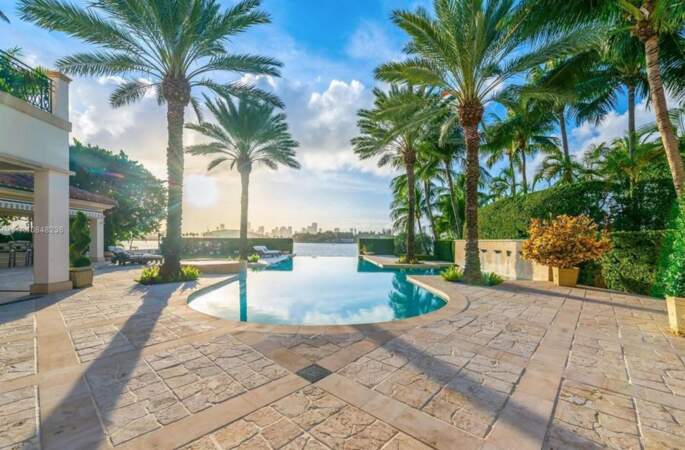 Ce domaine de deux étages, acheté par Jennifer Lopez et Alex Rodriguez, possède une piscine à débordement avec une vue panoramique sur la baie de Biscayne
