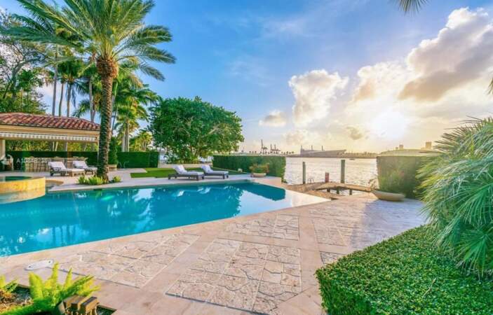 La villa de Jennifer Lopez et Alex Rodriguez dispose également d'une somptueuse piscine à débordement