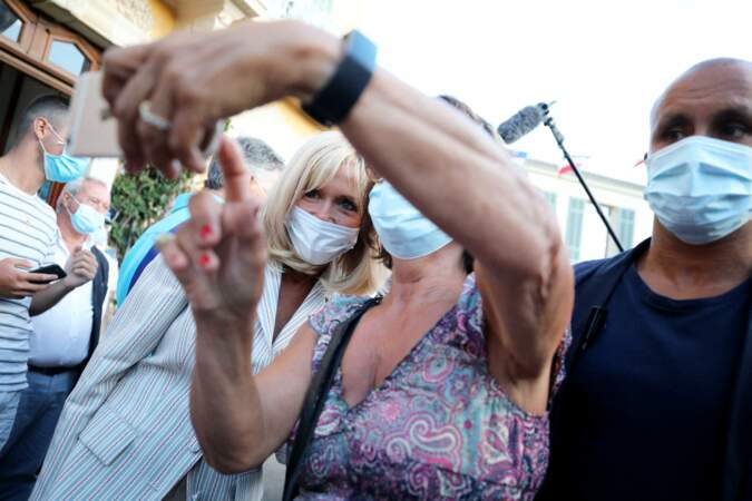 Si elle était masquée, Brigitte Macron a tout de même accepté de faire quelques selfies