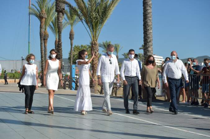 Le roi Felipe VI d'Espagne et la reine Letizia, en visite dans la ville de Sant Antoni de Portmany à Ibiza, le 17 août 2020.