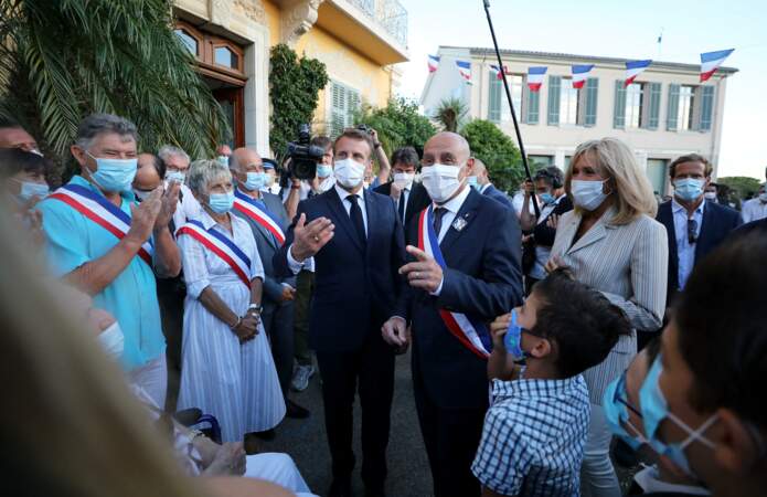 Lors de cette sortie à Bormes-les-Mimosas, Brigitte et Emmanuel Macron étaient tous les deux masqués
