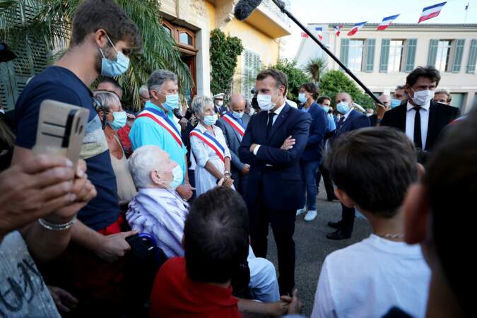 Emmanuel Macron a profité de sa présence à cette cérémonie historique pour échanger avec les Français