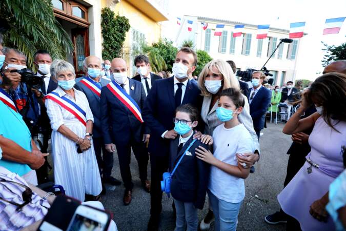 Ce lundi 17 août, à Bormes-les-Mimosas, Brigitte et Emmanuel Macron se sont prêtés au jeu des traditionnelles photos avec les Français