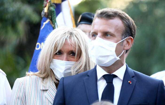Brigitte et Emmanuel Macron sont une nouvelle fois apparus proches durant cette cérémonie annuelle organisée à Bormes-les-Mimosas