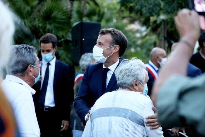Malgré la situation sanitaire, Emmanuel Macron, visiblement détendu, n'a pu s'empêcher d'avoir quelques gestes tactiles avec les passants