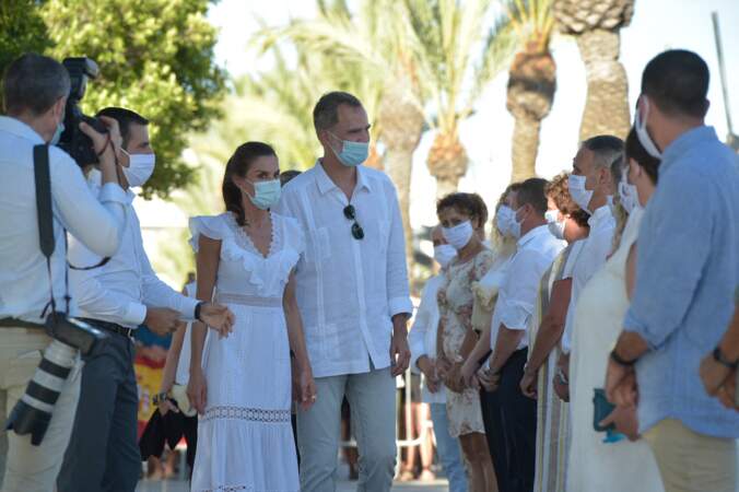 Le roi Felipe VI d'Espagne et la reine Letizia en visite dans la ville de Sant Antoni de Portmany à Ibiza, le 17 août 2020.
