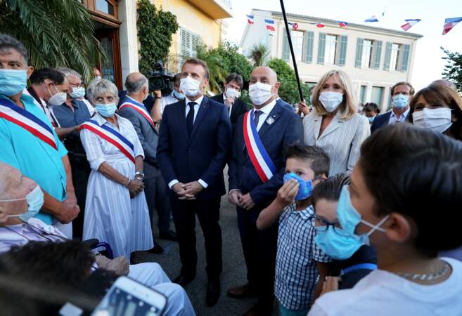 Brigitte et Emmanuel Macron étaient accompagnés par François Arizzi, maire de Bormes les Mimosas