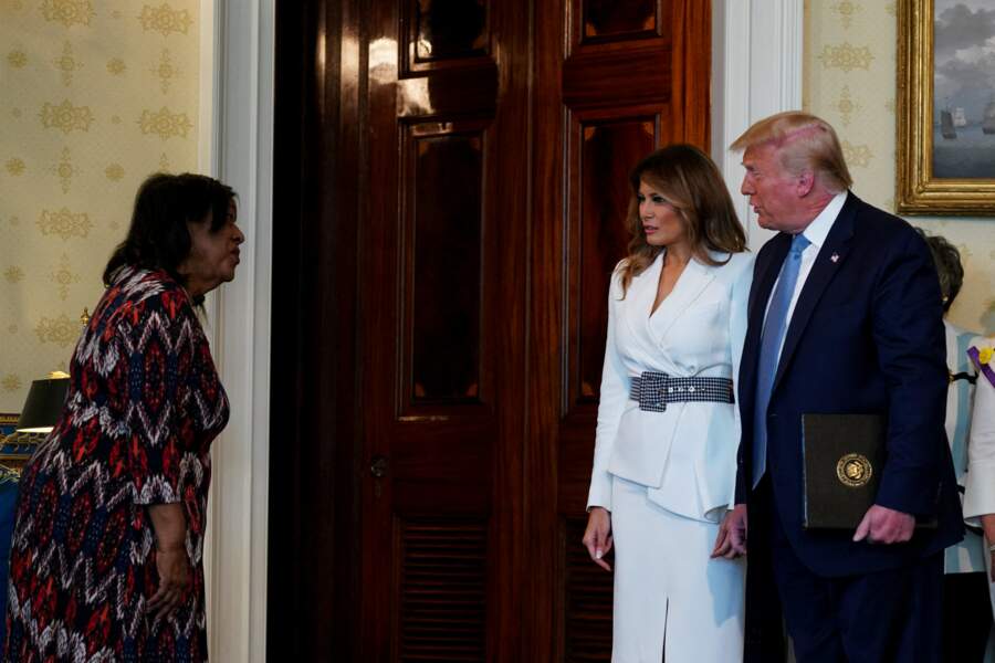 Melania Trump a opté pour une silhouette élégante, grâce à un tailleur jupe signé Michael Kors pour accompagner son mari, Donald Trump
