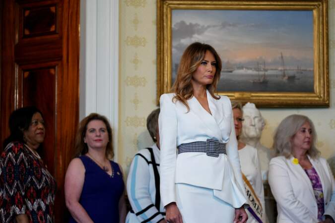 À l'occasion de ce jour lourd d'importance, Melania Trump a assisté à un événement à la Maison Blanche, et plus particulièrement au sein de la Salle Bleue, vêtue de blanc 
