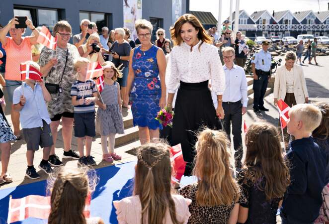 La princesse Mary de Danemark n'a pas hésité à s'approcher des enfants présents pour l'occasion