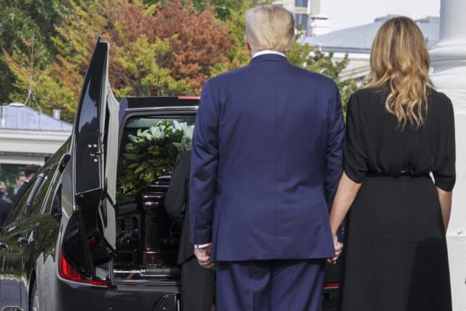 Donald et Melania Trump, bouleversés par la mort de Robert Trump, se donnent la main, le 21 août 2020