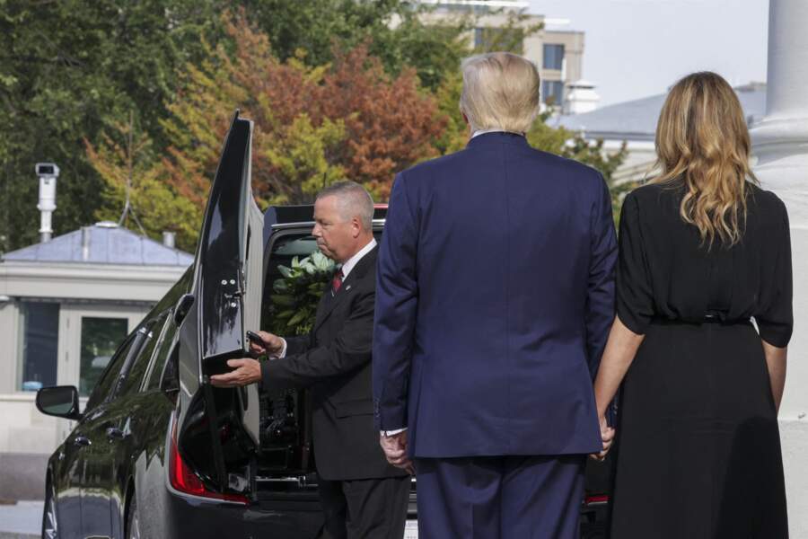 Donald et Melania Trump, de dos, derrière le convoi funéraire de Robert Trump, le 21 août 2020