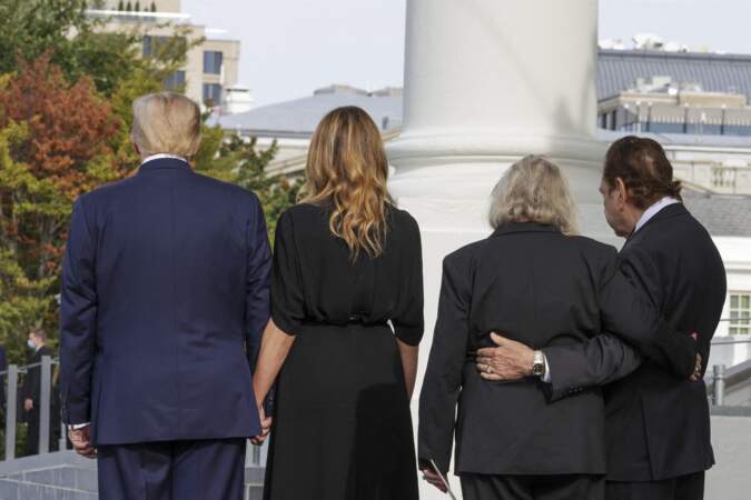 Donald et Melania Trump se recueillant derrière le convoi funéraire de Robert Trump le 21 août 2020