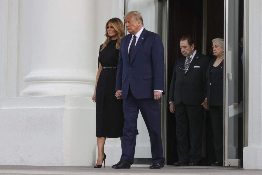 Melania et Donald Trump sortant du service funéraire à la Maison-Blanche le 21 août 2020