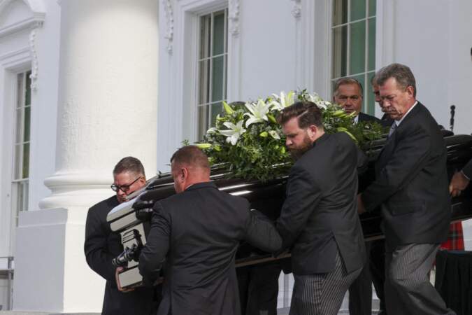 Les proches de Robert Trump (frère de Donald), portant le cercueil le 21 août 2020