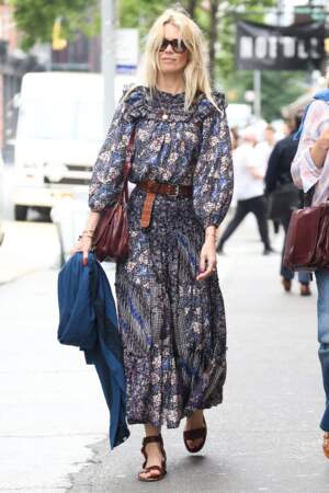 Claudia Schiffer en look baba cool à New York le 30 mai 2019.
