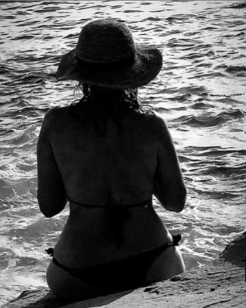 Mystérieuse et somptueuse Emmanuelle Béart en bikini à la plage