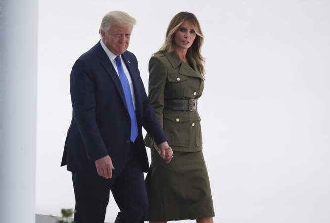 Melania Trump impressionne avec ce tailleur d'inspiration militaire, très cintré à la taille, signé Alexander McQueen.