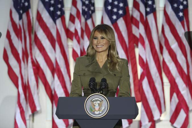 Melania Trump a opté poour un tailleur kaki à la fois élégant et d'inspiration militaire pour son discours lors de la convention républicaine.