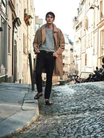 Alain Fabien Delon en tenue Mango Man dans les rues de Paris. 
