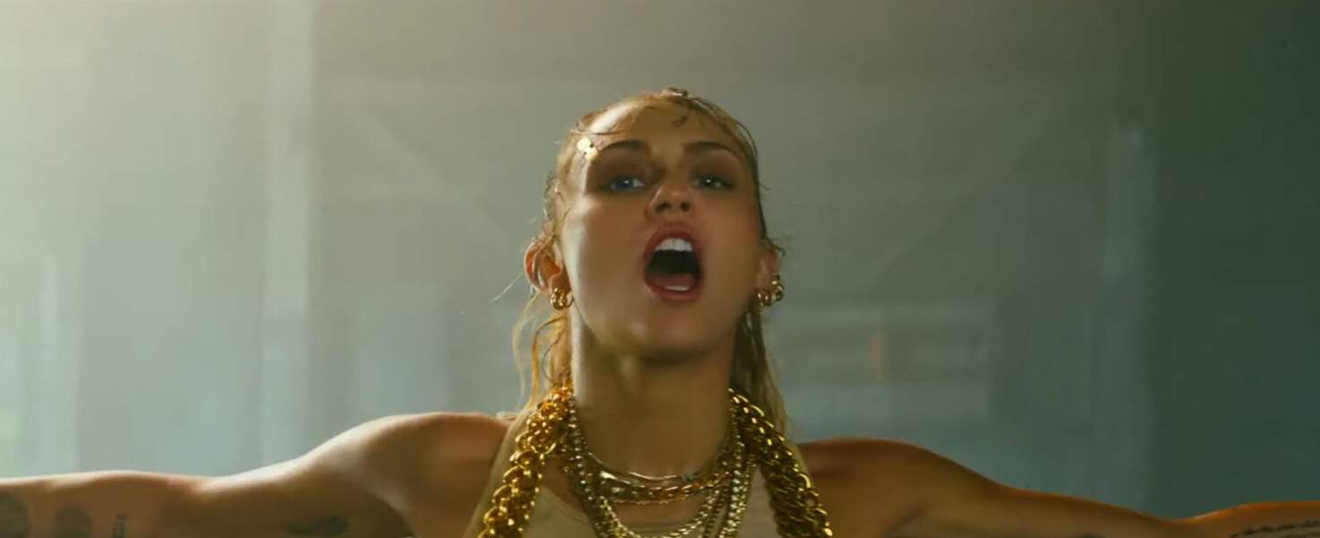 Miley Cyrus grande adepte de la tendance dans le clip "Don't call me angel". 