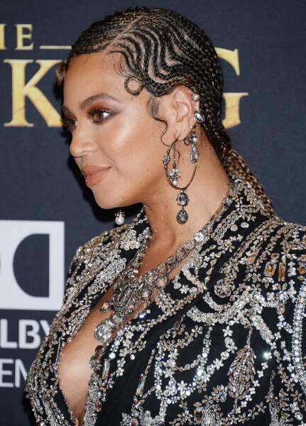 Beyonce Knowles opte pour une série de bijoux argentés pour accompagner sa robe à strass.