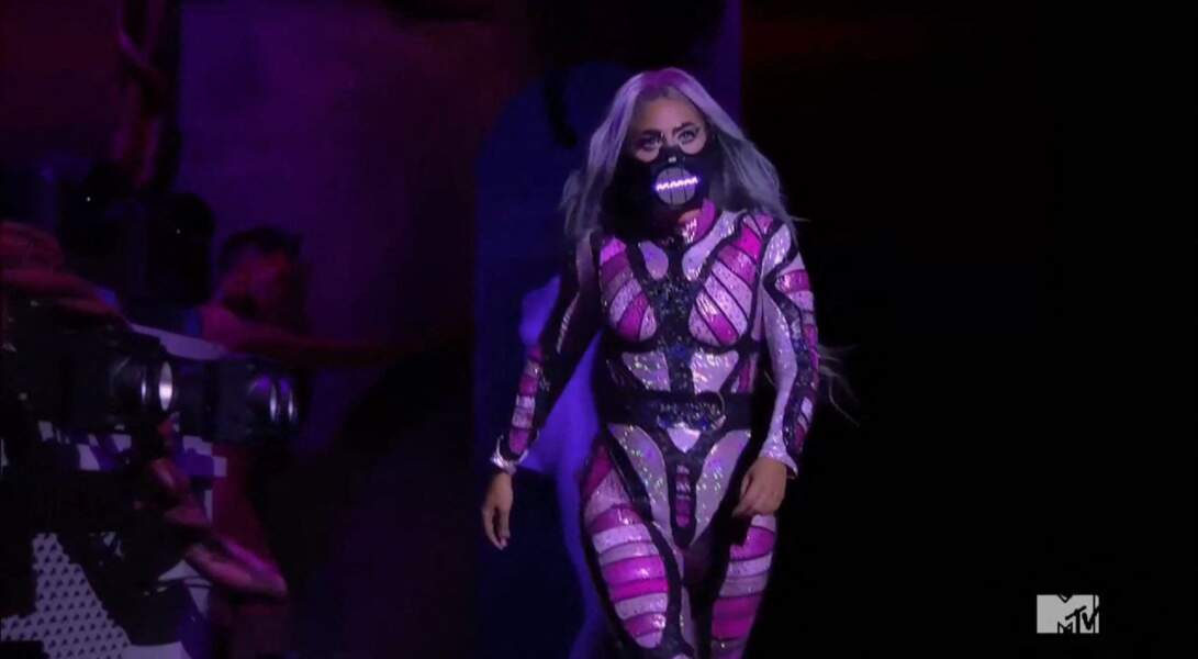 Lady Gaga et Ariana Grande, masquées, chantent en duo leur titre "Rain on Me" lors des MTV Vidéo Music Awards.