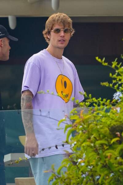 Justin Bieber en t-shirt couleur Lilas de sa marque unisexe "Drew";