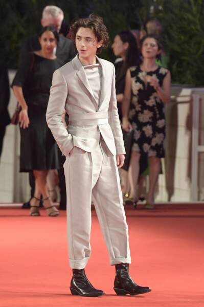 Timothée Chalamet sur le tapis rouge du festival de Venise osait avec classe une veste de costume cintrée et une paire de bottines à talons. 
