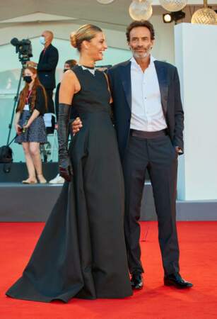 Anthony Delon et sa compagne Sveva Alviti sont particulièrement élégants sur le tapis rouge.