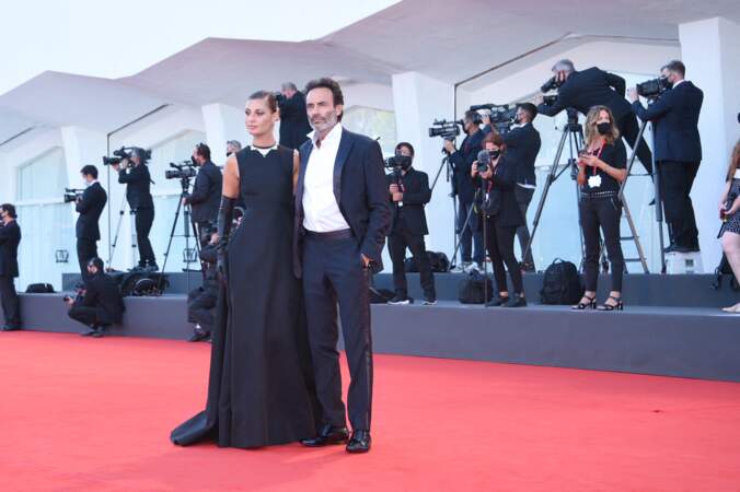 Anthony Delon a opté pour un costume signé Giorgio Armani et Sveva Alviti pour une superbe robe noire Valentino.