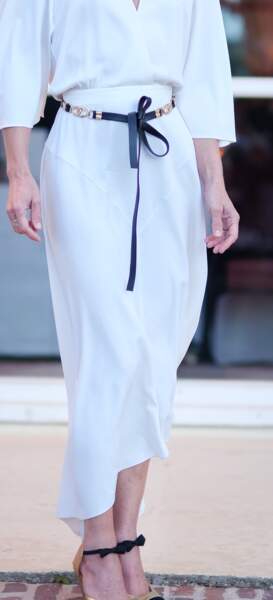 Vanessa Paradis fait sensation avec une jupe trapèze blanche en satin qui marque sa taille fine. La jupe trapèze est une pièce mode phare de cette saison 2020.