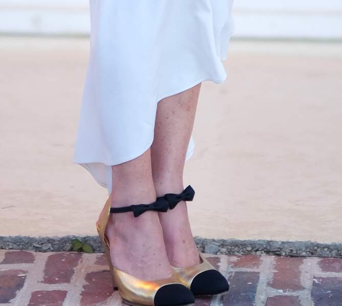 Vanessa Paradis opte pour une élégante paire d'escarpins bicolores Chanel, à bride noeud papillon. Des souliers aperçus sur les podiums parisiens lors de la collection "Métiers d'Art" 2019/2020.