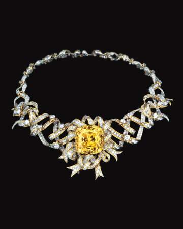 Ce collier Tiffany&Co, au diamant jaune a été porté par Audrey Hepburn,  pour la promotion de «Breakfast at Tiffany's» en 1961. 