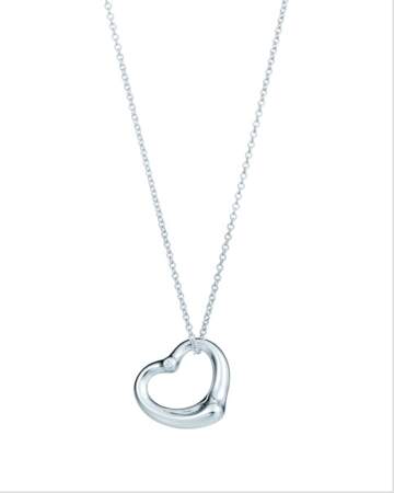 Dans la comédie romantique des années 2000, Bridget Jones porte une bague de fiançailles de deux carats et un "Elsa Peretti Open Heart" pendentif en coeur devenu iconique de Tiffany & co.