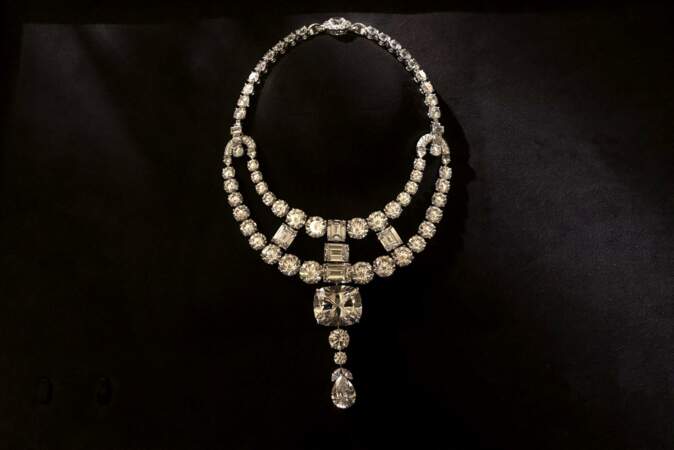 Le collier du Maharajah n’existant plus, Cartier a dû reproduire à l’identique ce collier mythique pour les besoins du tournage.