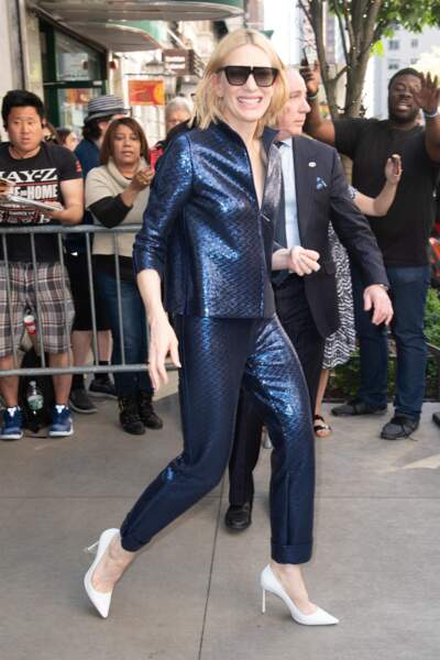 Cate Blanchett en costume à motifs serpent. 