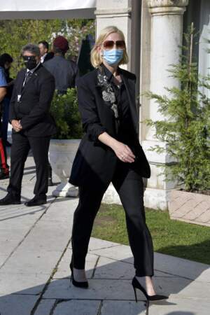 Cate Blanchett présidente du jury  lors de la 77ème édition du festival international du film de Venise en total look black noir dans un costume noir parfaitement taillé. 