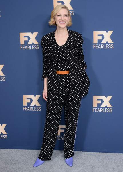 Cate Blanchett tendance en costume à pois, l'actrice ose casser sa tenue en associant une paire de talons colorés et une ceinture marron. 