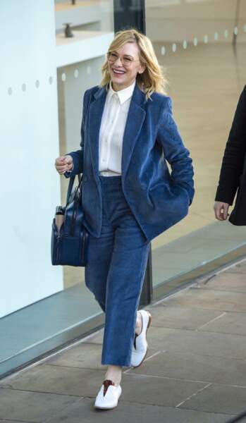 Cate Blanchett décontractée et stylée en costume velours.